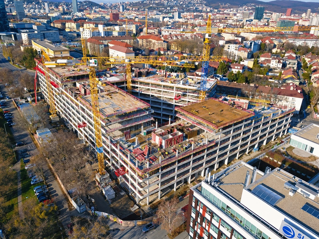 Nové Apollo – celkový pohľad na stavbu vo vyššej fáze výstavby