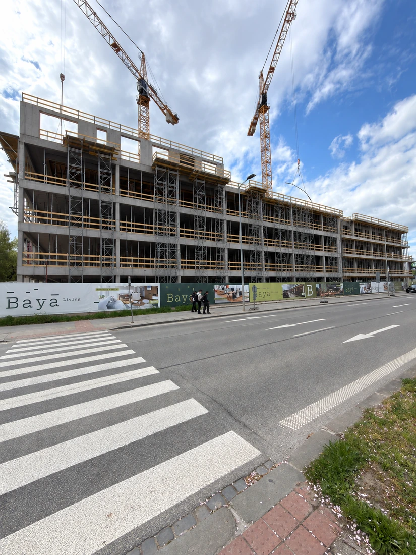 BAYA Living Bajkalská – pohľad na konštrukciu z ulice počas výstavby