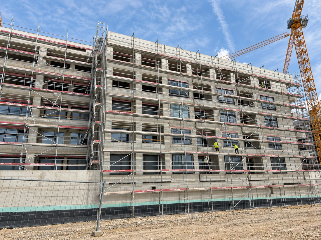 Bory Home 3B – lešenie pri fasáde