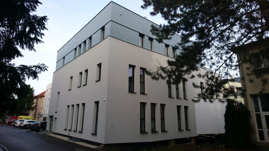 Kardiocentrum Nitra – pohľad na dokončenú budovu medzi stromami