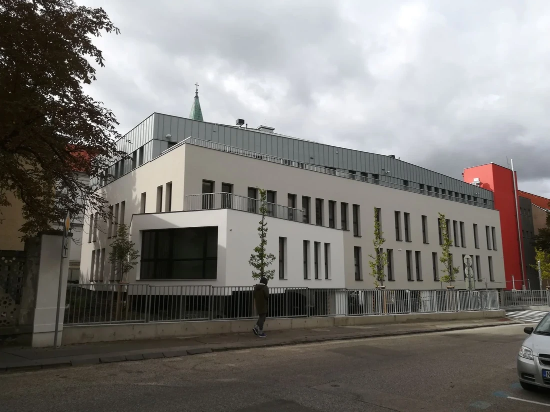 Kardiocentrum Nitra – dokončený objekt pri pohľade z ulice