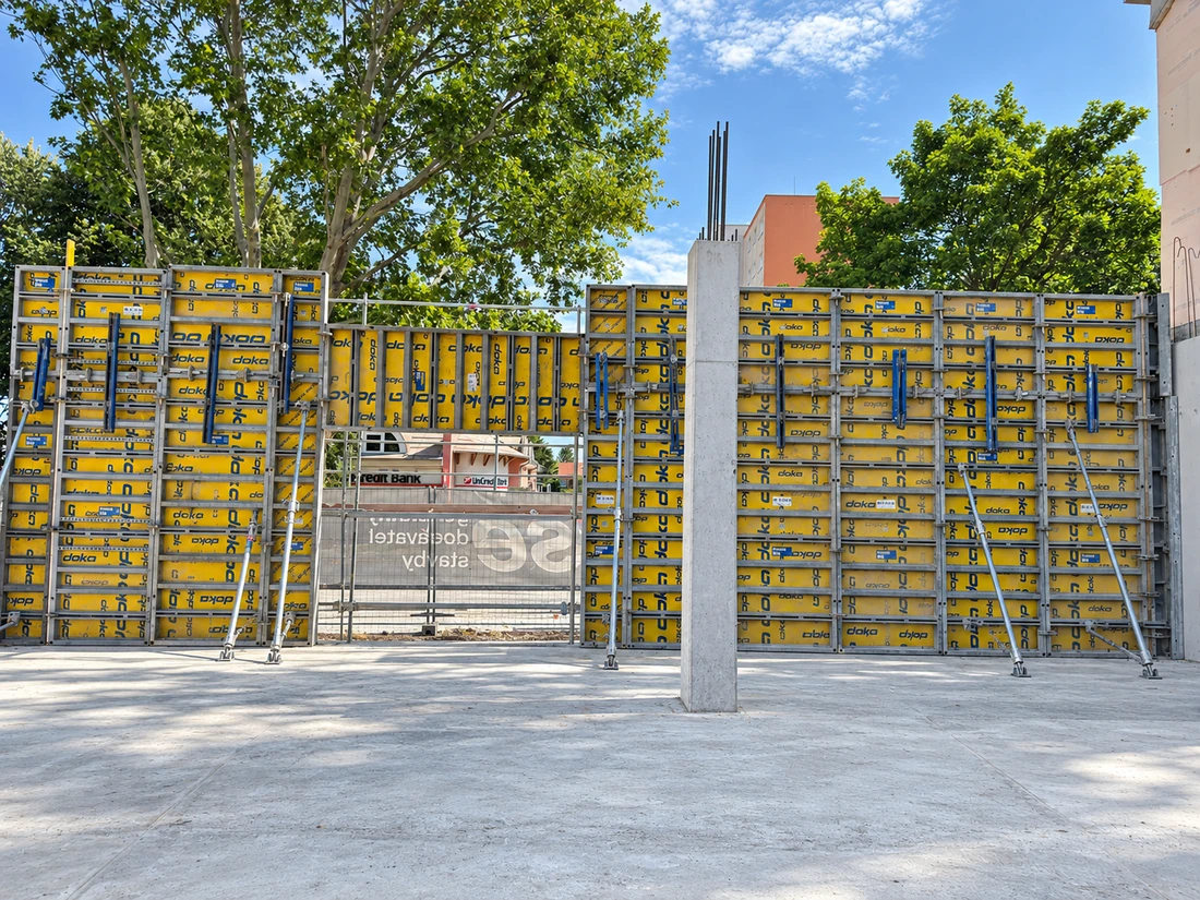 Park Šamorín – stenové debnenie s otvorom a betónovým stĺpom