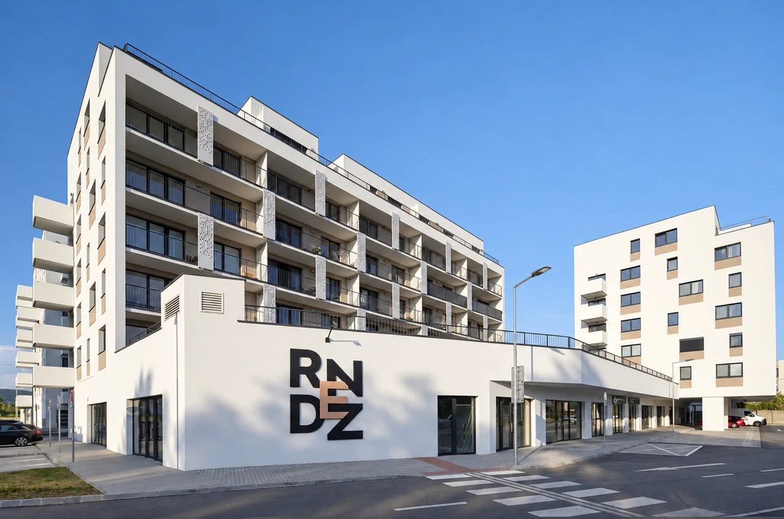 RNDZ / Rendez – dokončené budovy s označením RNDZ pri vstupe