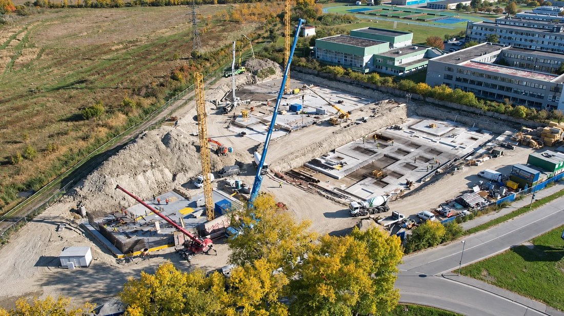 RNDZ / Rendez – výstavba základov a betonáž z výšky