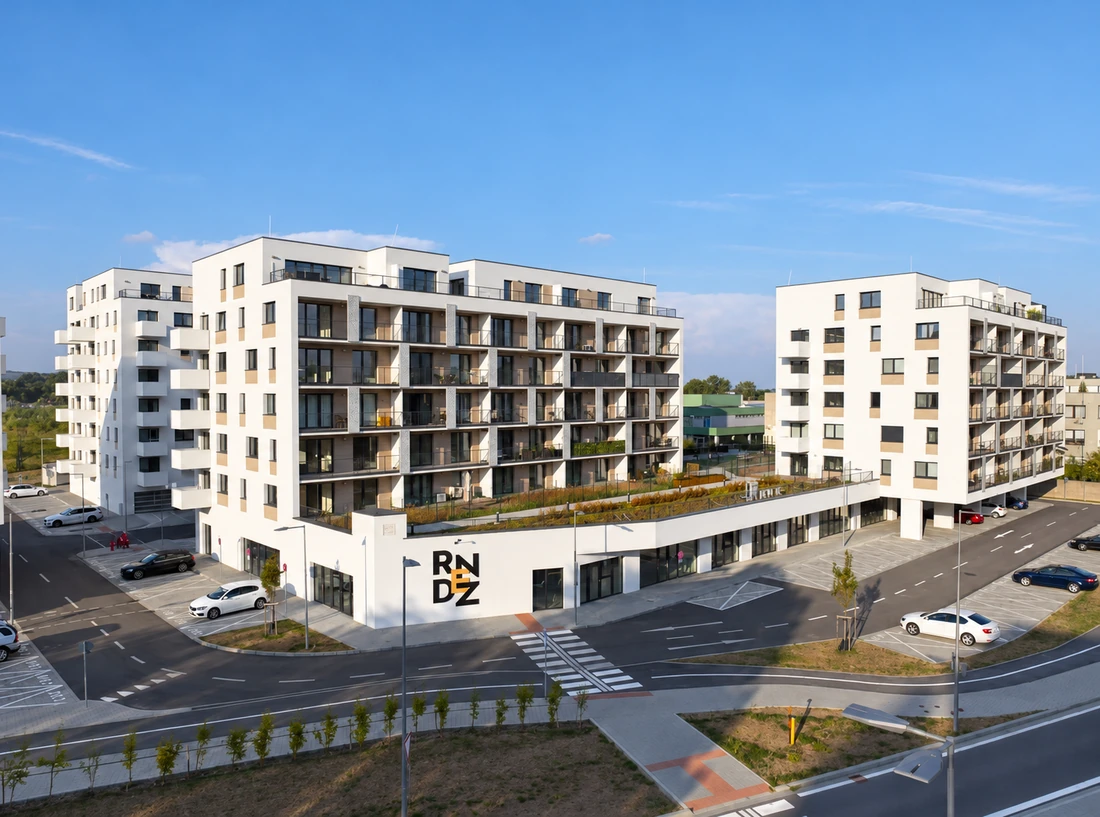 RNDZ / Rendez – celkový pohľad na dokončené budovy a vstup