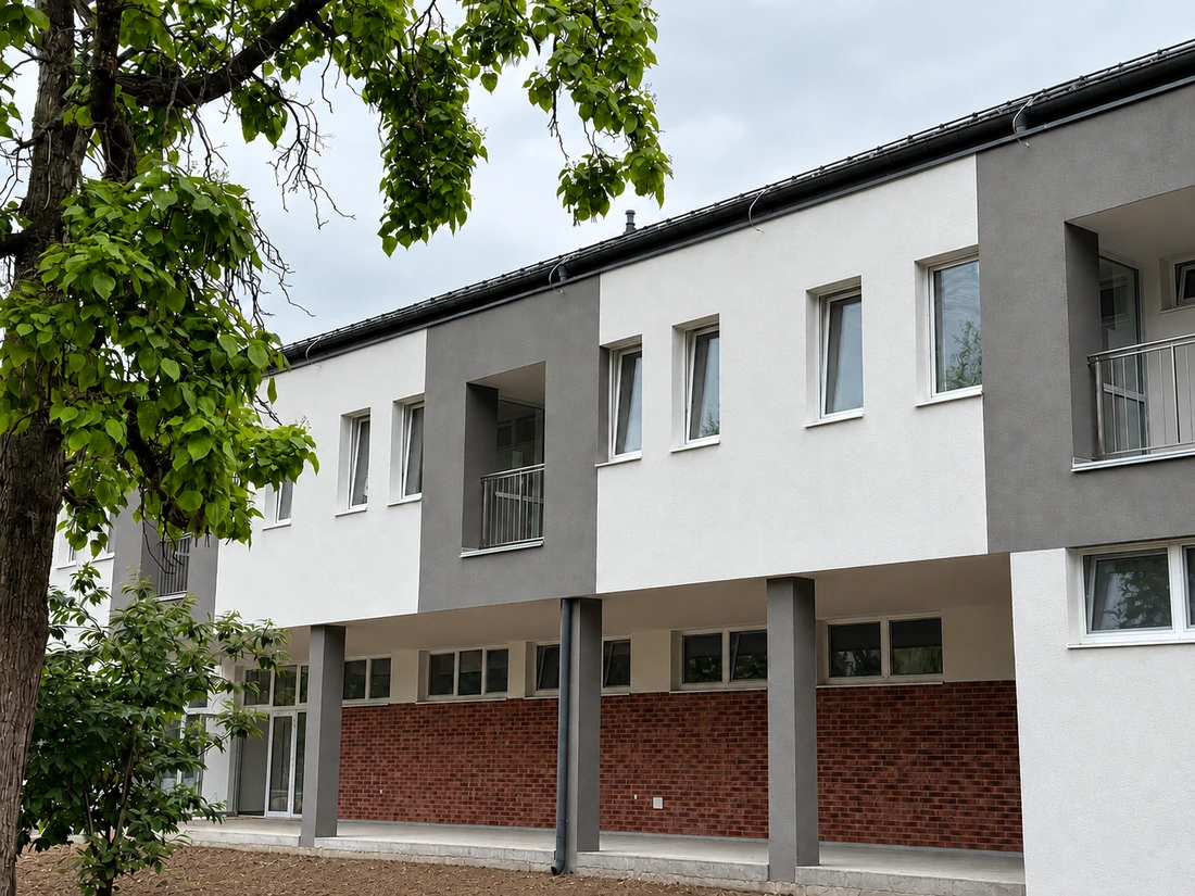 DSS Soporňa – dokončená fasáda pri stromoch