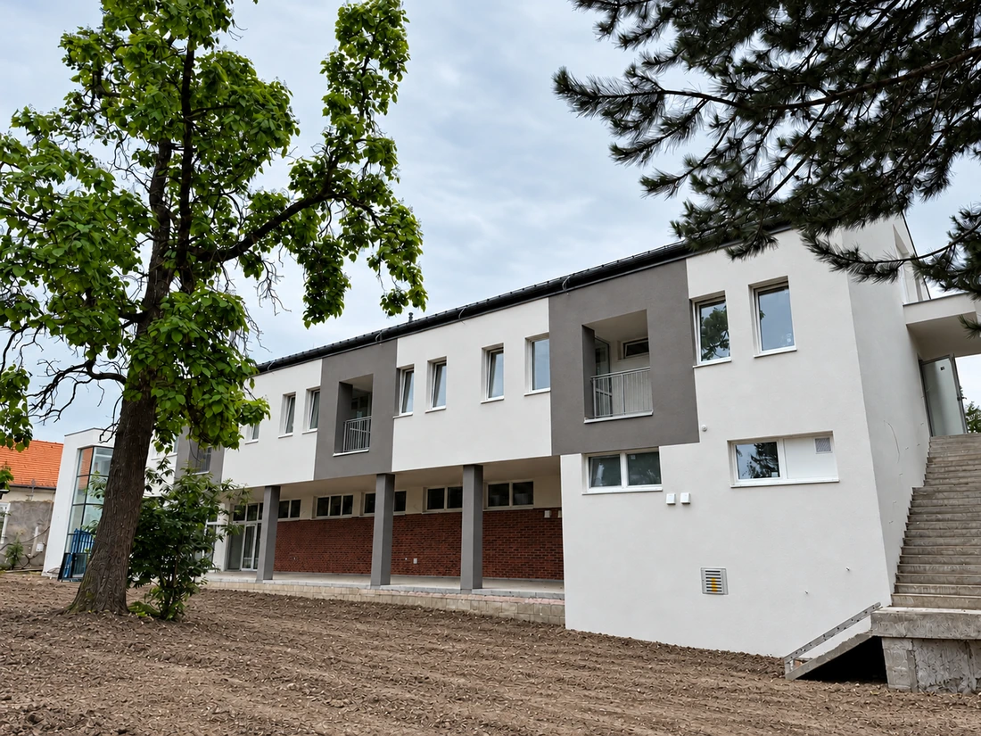DSS Soporňa – celkový pohľad na dokončenú fasádu a schodisko