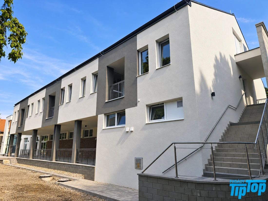 DSS Soporňa – dokončený objekt s vonkajším schodiskom