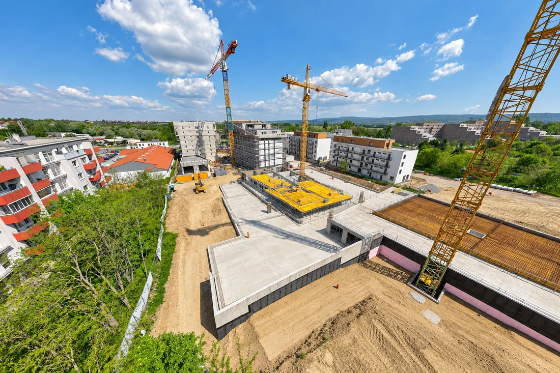 Stockerka – výstavba podlaží a stropné debnenie v areáli