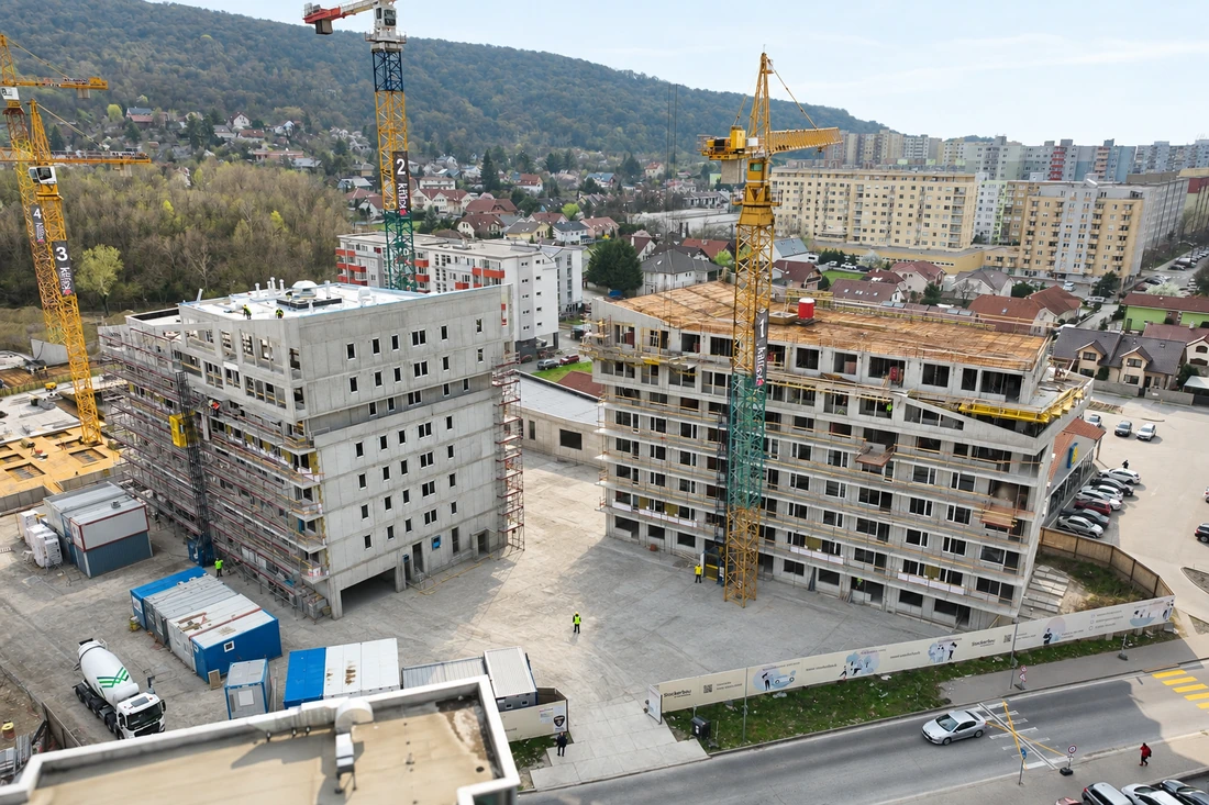 Stockerka – dvojica rozostavaných objektov pri žeriavoch